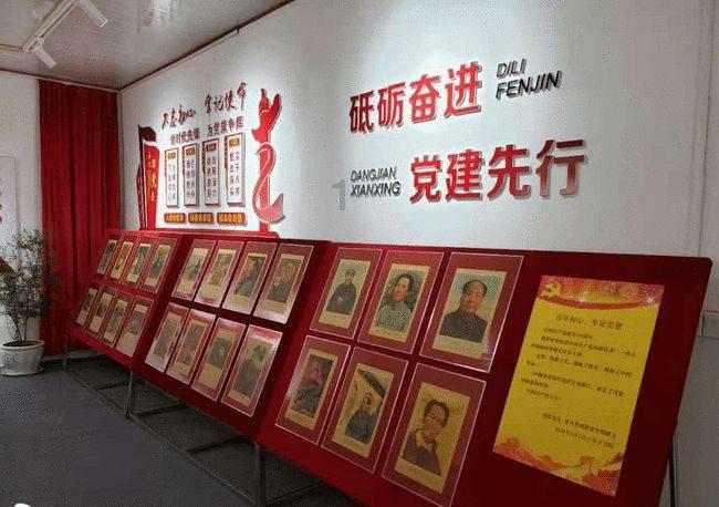 新余市渝水区“1·24”火灾事故新闻发布会现场,集体为遇难人员默哀