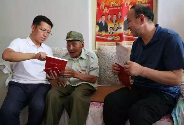广州军区副司令员在火车站遭遇碰瓷,灵机一动说:走,跟我去取钱